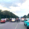 Đoàn người đạp xe vào đường cấm, giở thói côn đồ quây tài xế ô tô đòi hành hung