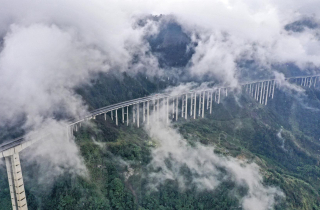 “Thiên lộ trên mây” tốn hơn 80.000 tỷ đồng ở Trung Quốc: Dài 240km, mất 5 năm để xây dựng, tựa rồng uốn lượn qua núi