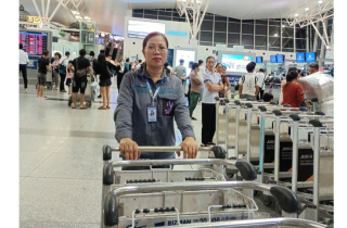 Chiếc túi hàng hiệu có 200 triệu đồng bỏ quên tại sân bay Nội Bài đang tìm chủ nhân