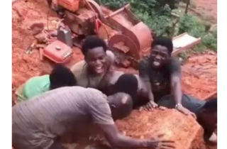 Nhóm thợ đào được 'tảng đá' khổng lồ nghi là kho báu trị giá hàng triệu đô
