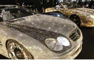 Cuộc sống “toàn mùi tiền” của phu nhân tỷ phú giàu nhất Ấn Độ: Sở hữu siêu xe gắn 30.000 viên kim cương, dùng son môi hơn 1 tỷ đồng, món quà từ chồng càng gây choáng