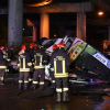 Xe bus rơi từ cầu vượt xuống đất gần Venice, 21 người thiệt mạng