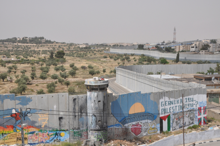Hàng rào ngăn  cách Palestin với Israel