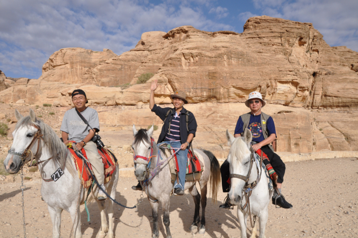 Nhà báo NGuyễn Như Phong ( bên phải) đi thăm Petra ở Jordani
