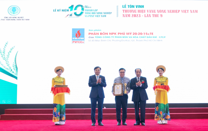 i diện PVFCCo nhận biểu trưng chứng nhận Thương hiệu vàng nông nghiệp Việt Nam 2023