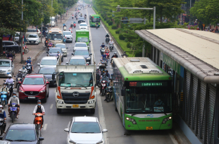 Đề xuất thay buýt nhanh BRT trên đường Lê Văn Lương thành đường sắt