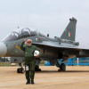 Thủ tướng Ấn Độ mặc đồ phi công, bay trên tiêm kích nội địa