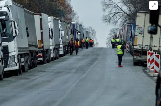 Tài xế xe tải Ba Lan phong tỏa cửa khẩu biên giới thứ tư với Ukraine