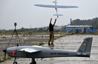 Ukraine triển khai hơn 40 UAV tập kích mục tiêu Nga
