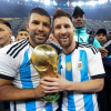 Bạn thân Messi 'lừa' truyền thông Anh 10 năm, giải nghệ mới bị đồng đội lật tẩy