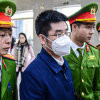 Cảnh sát dẫn giải cựu điều tra viên Hoàng Văn Hưng đến toà phúc thẩm