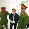 Hình ảnh “ông chủ” Việt Á và hai cựu Bộ trưởng bị dẫn giải tới tòa