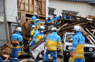 Chạy đua với thời gian tìm người sống sót sau thảm họa động đất Nhật Bản