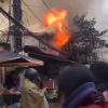 Lính cứu hỏa phá tường, phun vòi rồng dập tắt đám cháy nhà ở Hà Nội