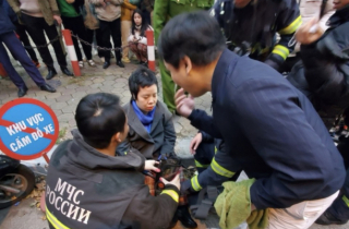 Kịp thời giải cứu 3 người mắc kẹt trong vụ cháy nhà dân ở Cầu Giấy
