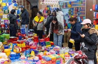 Người dân đổ xô sắm Tết, 'thủ phủ' bánh kẹo ở Hà Nội 'thất thủ'
