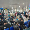 Sân bay Tân Sơn Nhất chật kín người, hành khách mệt mỏi vì chờ đợi