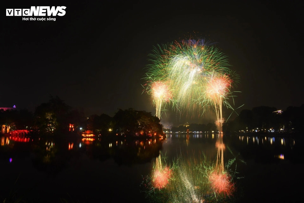Sau khi đồng hồ điểm thời khắc giao thừa, hàng loạt chùm pháo hoa rực rỡ bung nở trên bầu trời TP Hà Nội chào đón năm mới Giáp Thìn 2024.