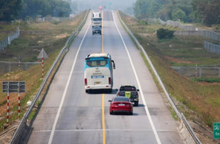 Tăng cường xử lý phương tiện vi phạm trên cao tốc Cam Lộ - La Sơn