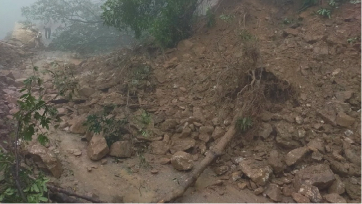 Hàng nghìn m3 đất đá đổ sập, đường lên cửa khẩu Cầu Treo tê liệt