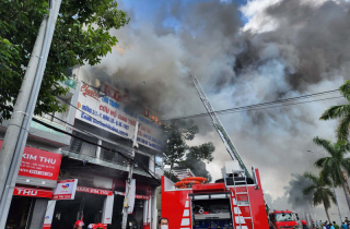 Vụ cháy Garage xe Kim Thu ở TP Cần Thơ: Ngọn lửa bốc ra từ phòng sơn
