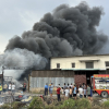 Hơn 3 giờ dập tắt đám cháy tại 2 xưởng sản xuất rộng hàng ngàn m2