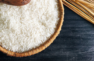 Giá gạo Việt tiếp đà giảm sâu, gạo Thái Lan ngược chiều tăng