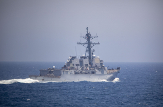 Houthi nã tên lửa tấn công 2 tàu khu trục Mỹ trên Biển Đỏ