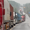 Ô tô tải lật ngang đường, cao tốc Cam Lộ - La Sơn ùn tắc