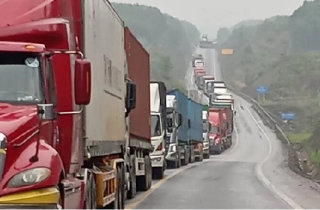 Ô tô tải lật ngang đường, cao tốc Cam Lộ - La Sơn ùn tắc