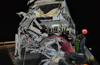 Tai nạn 11 người thương vong: Xe tải nổ lốp, dừng trên cao tốc Cam Lộ - La Sơn