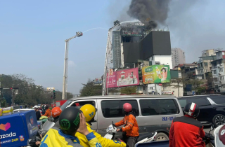 Đang cháy lớn trên phố Ô Chợ Dừa