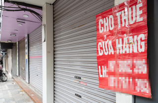 Nhiều cửa hàng giữa phố cổ Hà Nội im lìm đóng cửa, chủ nhà ngóng khách thuê