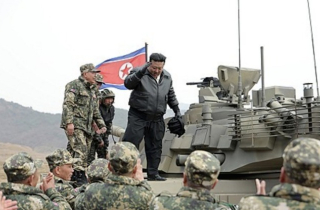 Ông Kim Jong-un lái xe tăng mới ‘ra lò’ của Triều Tiên