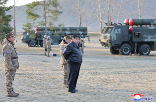 Chủ tịch Triều Tiên Kim Jong-un chỉ huy diễn tập pháo phản lực siêu lớn