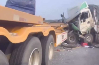 Lại tai nạn trên cao tốc Cam Lộ - La Sơn, ách tắc kéo dài