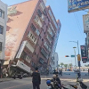 Nhà cửa rung lắc dữ dội, đường sụt lún do động đất tại Đài Loan