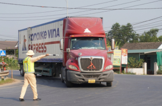 Công an đội nắng phân luồng giao thông trên cao tốc Cam Lộ - La Sơn