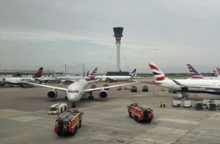 Hai máy bay va chạm tại sân bay bận rộn nhất nước Anh