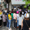 Người Hà Nội xếp hàng gần 2 tiếng chờ mua bánh trôi, bánh chay ngày Tết Hàn thực