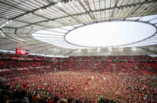 Bay Arena vỡ sân trong ngày Bayer Leverkusen vô địch