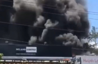 Cháy bãi đậu xe container lan sang quán cà phê, khách nháo nhào bỏ chạy