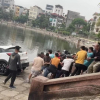 Hà Nội: Người dân giúp kéo ô tô lao xuống giữa hồ lên bờ