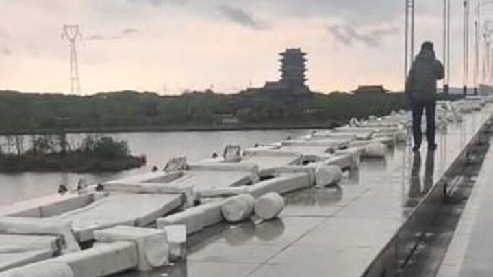 Cầu gần 700 tỷ đồng ở Trung Quốc mới xây đã bị gió thổi sập