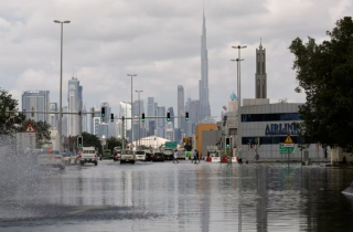 Dubai chìm trong nước nhiều ngày sau trận mưa lớn nhất 75 năm