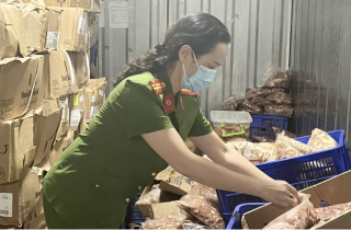 Thủ đoạn 'ngụy trang' tại kho chứa gần 1 tấn thực phẩm bẩn đang chuẩn bị bán ra thị trường