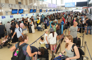 Gần 94.000 lượt hành khách qua sân bay Nội Bài trong ngày đầu kỳ nghỉ lễ