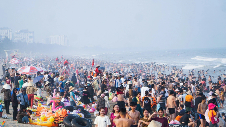 Vạn người đổ về bãi biển Sầm Sơn trong ngày nắng nóng đỉnh điểm