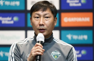 Báo Hàn Quốc: HLV Kim Sang-sik dẫn dắt đội tuyển Việt Nam