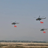 Cận cảnh 11 trực thăng đem theo cờ Đảng, cờ Tổ quốc tung cánh trên bầu trời Điện Biên Phủ